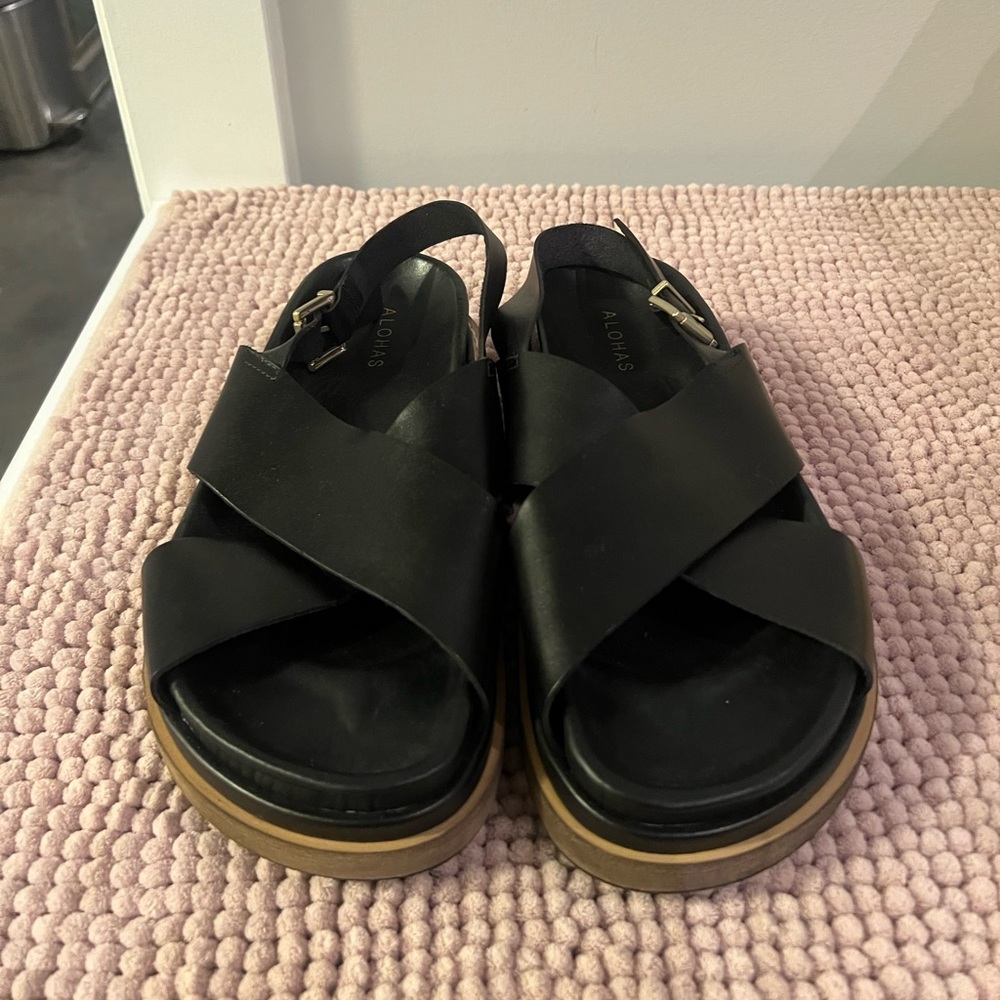 ALOHAS Black Crisscross Platform Sandals with Tan Sole